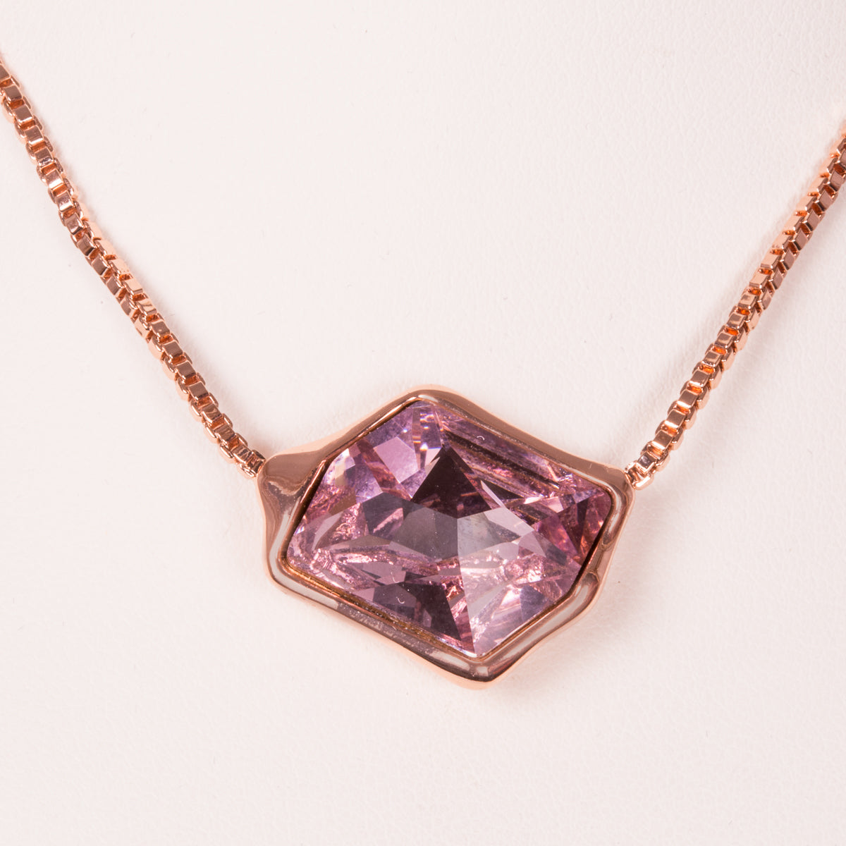 Arany tónusú Emporia Ötvözetű Medál Lila Emporia® Kristállyal