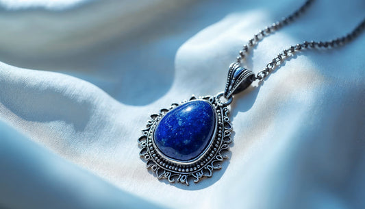 Mélykék elegancia: Hogyan viseld az akvamarin és lápisz lazuli ékszereket nyáron?
