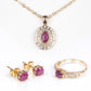 Arany tónusú Emporia Ötvözetű Szett Rubinnal és Fehér Emporia® Kristállyal ( Nyaklánc+Fülbevaló+Gyűrű+Medál )