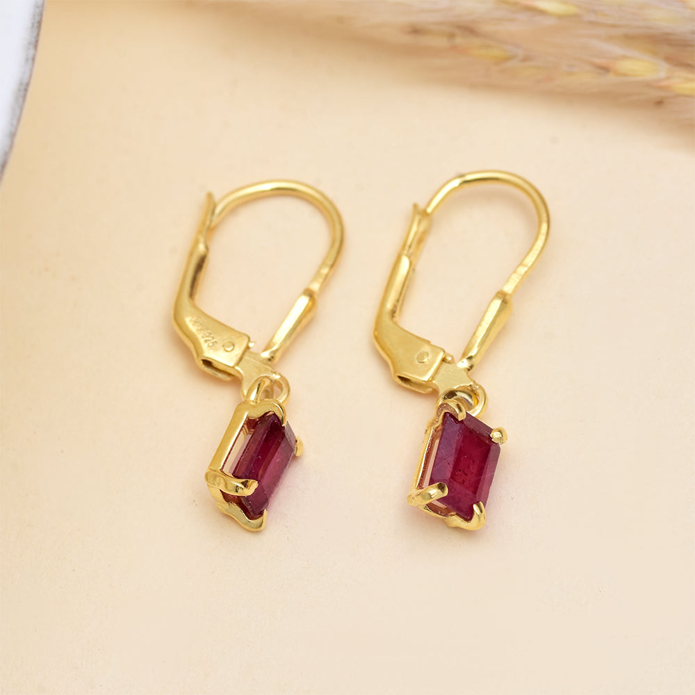 Arannyal Bevont Ezüst Fülbevaló Madagaszkári Rubinnal