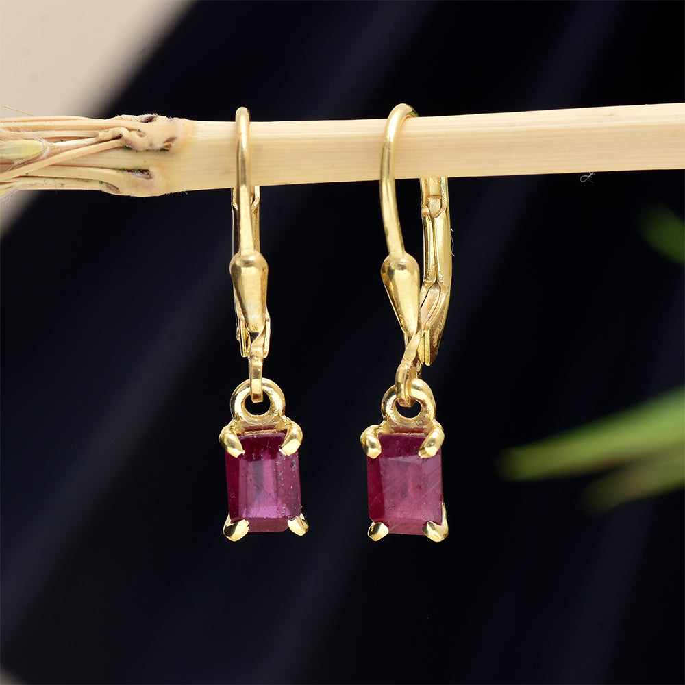 Arannyal Bevont Ezüst Fülbevaló Madagaszkári Rubinnal 8 