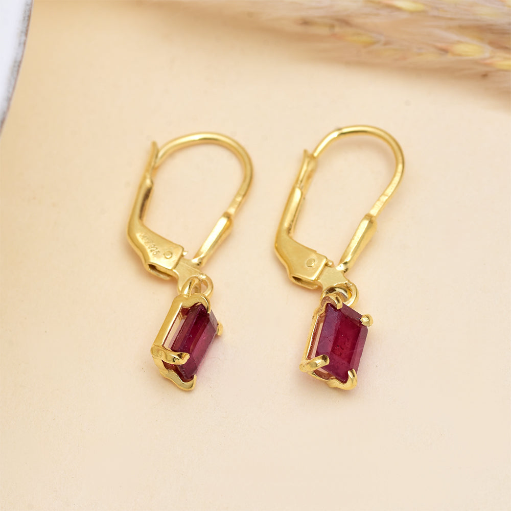 Arannyal Bevont Ezüst Fülbevaló Madagaszkári Rubinnal