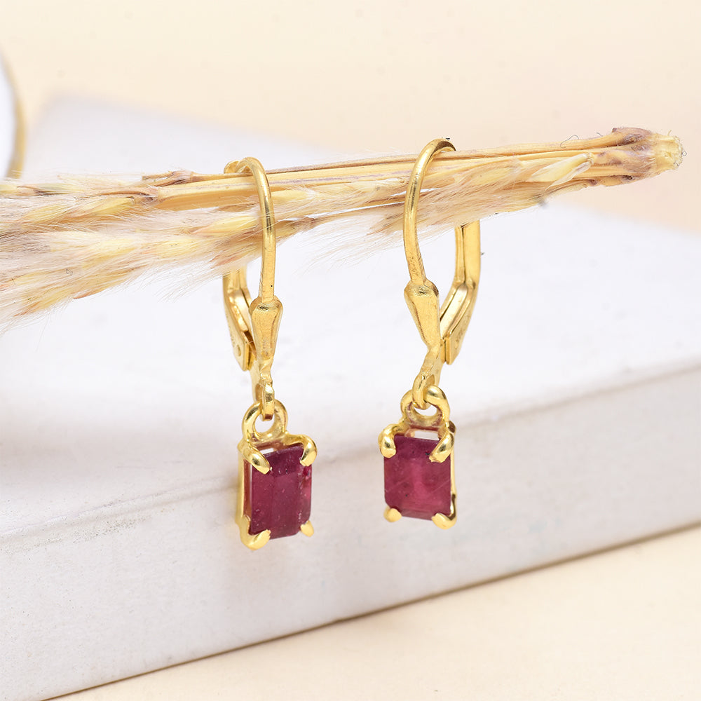 Arannyal Bevont Ezüst Fülbevaló Madagaszkári Rubinnal 10 