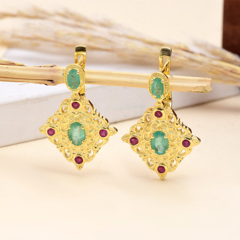 Arannyal Bevont Ezüst Fülbevaló Madagaszkári Rubinnal és Brazil Smaragddal 3 