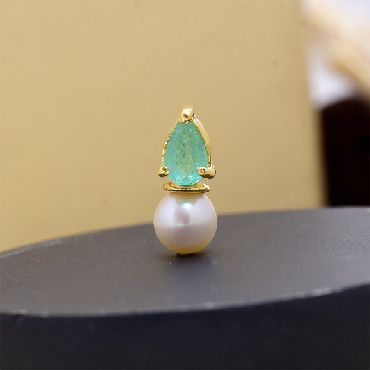 Arannyal Bevont Ezüst Medál Brazil Smaragddal és Fehér Édesvízi Kagylógyönggyel