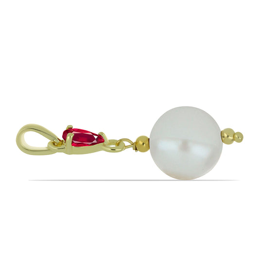 Arannyal Bevont Ezüst Medál Fehér Édesvízi Kagylógyönggyel és Madagaszkári Rubinnal