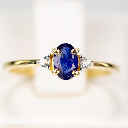 Arannyal Bevont Ezüst Gyűrű Ausztrál Kék Zafírral és Fehér Topázzal