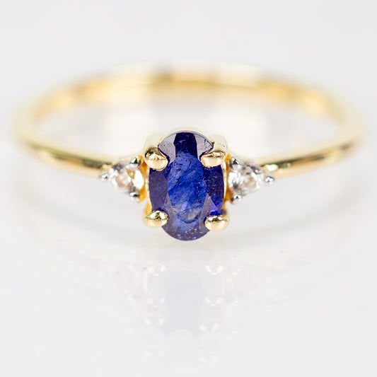 Arannyal Bevont Ezüst Gyűrű Ausztrál Kék Zafírral és Fehér Topázzal