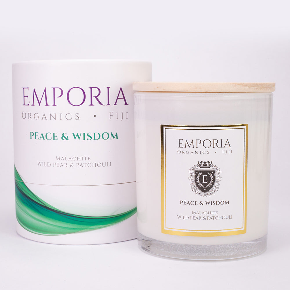 Emporia Organics Üveggyertya: Fiji -PEACE & WISDOM, Malachittal, Vadkörte és pacsuli illattal, 100% szójaviasz, 230 g